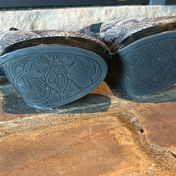 Snakeskin heels - Picture 3 of 4